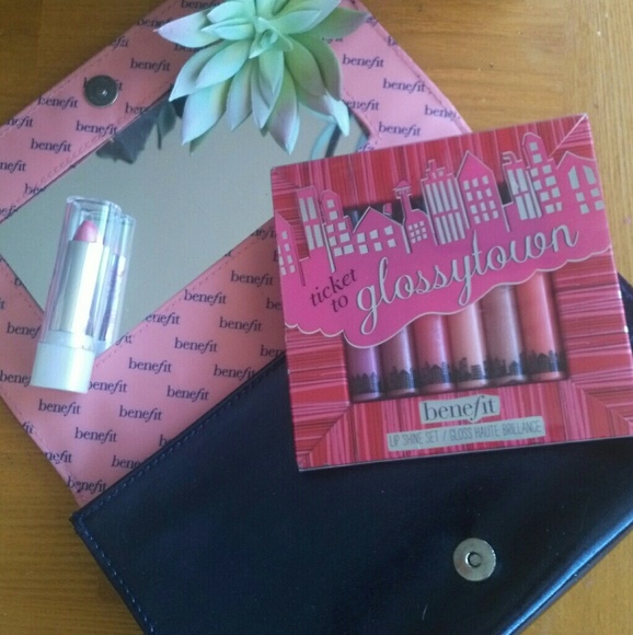 Benefit cosmetic glossytown 8 pcs set. - Picture 1 of 3